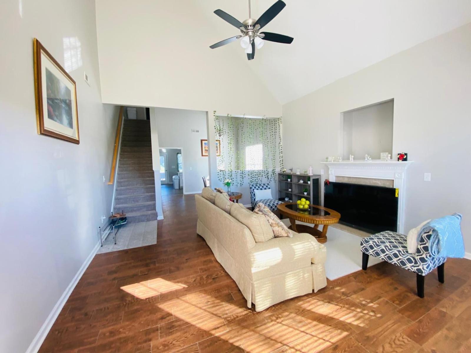 Spacious Room With Shared Bathroom Raleigh Exterior foto