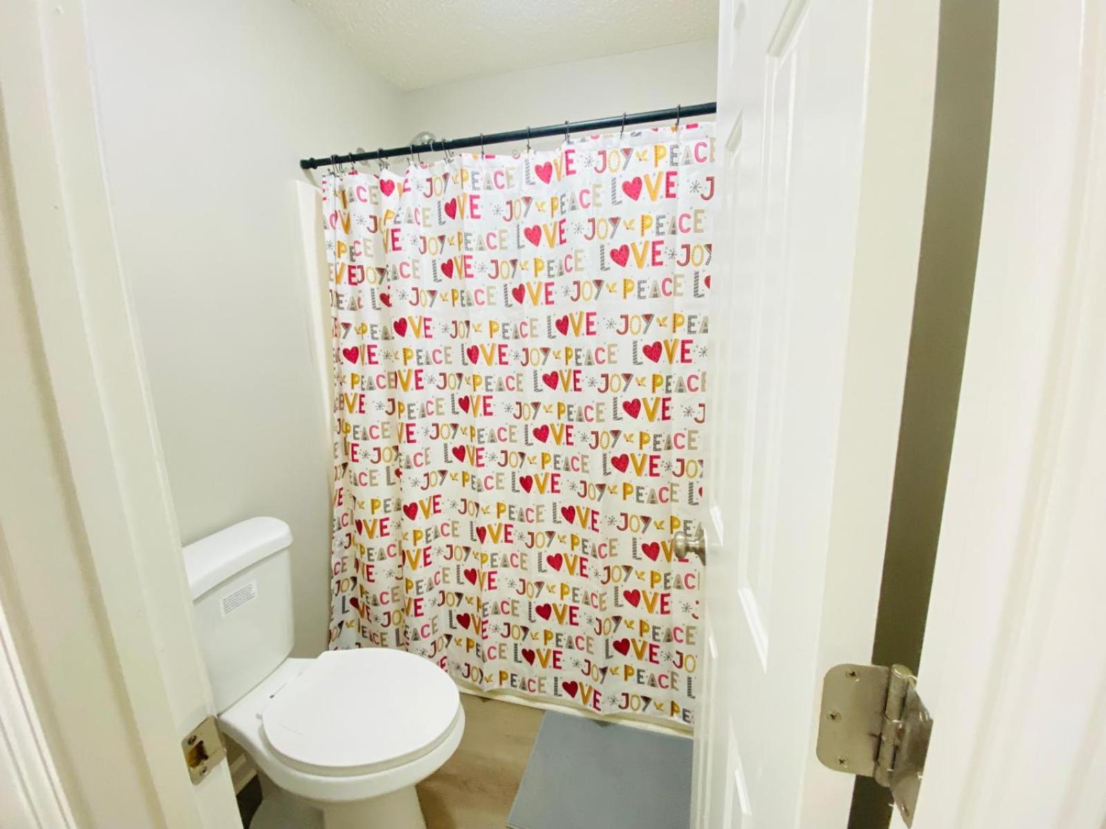 Spacious Room With Shared Bathroom Raleigh Exterior foto